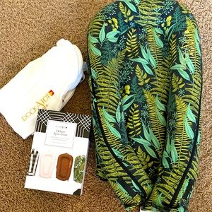 Dock-a-tot deluxe+ pristine white & nightfall extra cover ($270 new)